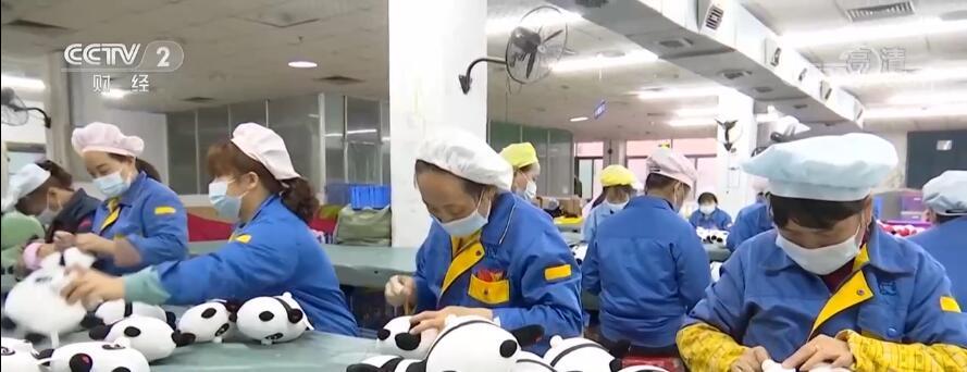 广东:工厂提前开工赶制"冰墩墩" 缓解一"墩"难求